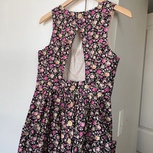 FOREVER 21 floral triangle cut back